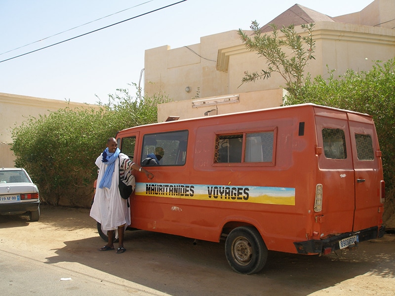 Ahmed Jiddou et le minibus de Mauritanides Voyages