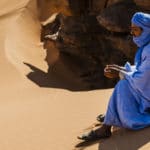 Homme maure assis dans les dunes de l'Amatlich