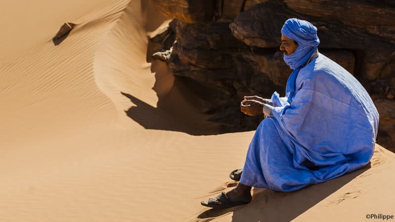 Homme maure assis dans les dunes de l'Amatlich