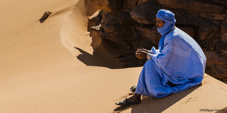 Homme maure assis dans les dunes de l'Amatlich