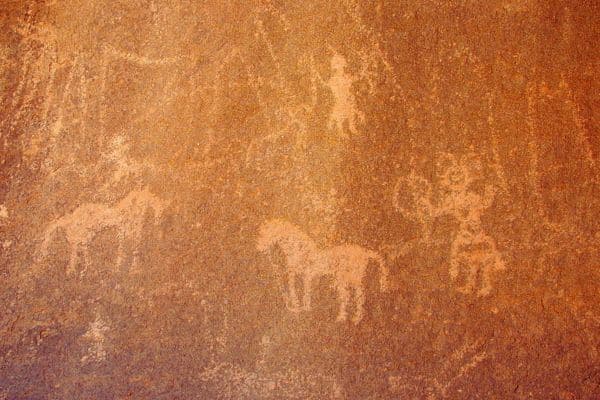 Peintures rupestres neolithique Garet El Djenoun - Rando chameliere Tamanrasset - Point-Afrique Voyages