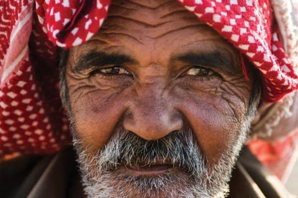 Homme campement bédouin - Palestine -Sentier Abraham en trek - Point-Afrique Voyages