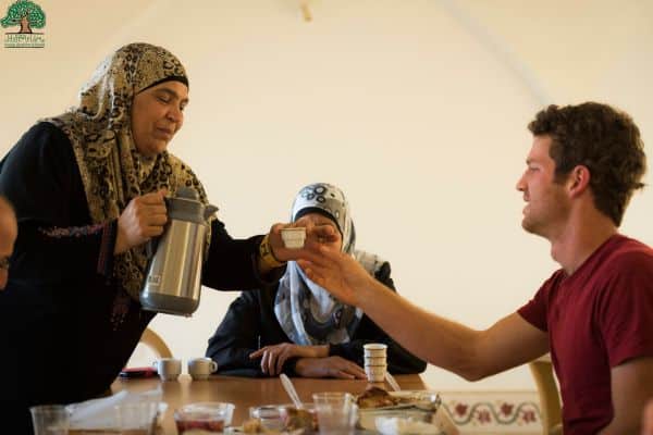 Diner en famille en Palestine -Sentier Abraham en trek - Point-Afrique Voyages